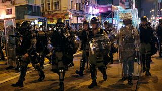 شرطة هونغ كونغ تطلق الغاز المسيل للدموع على محتجين والصين تحذر بأنها لن تقف مكتوفة الأيدي