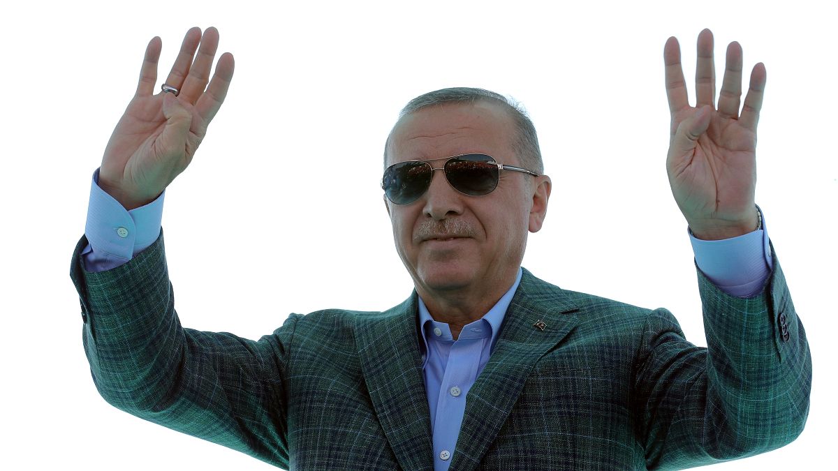 أردوغان يقول إن تركيا ستنفذ عملية عسكرية في شمال سوريا
