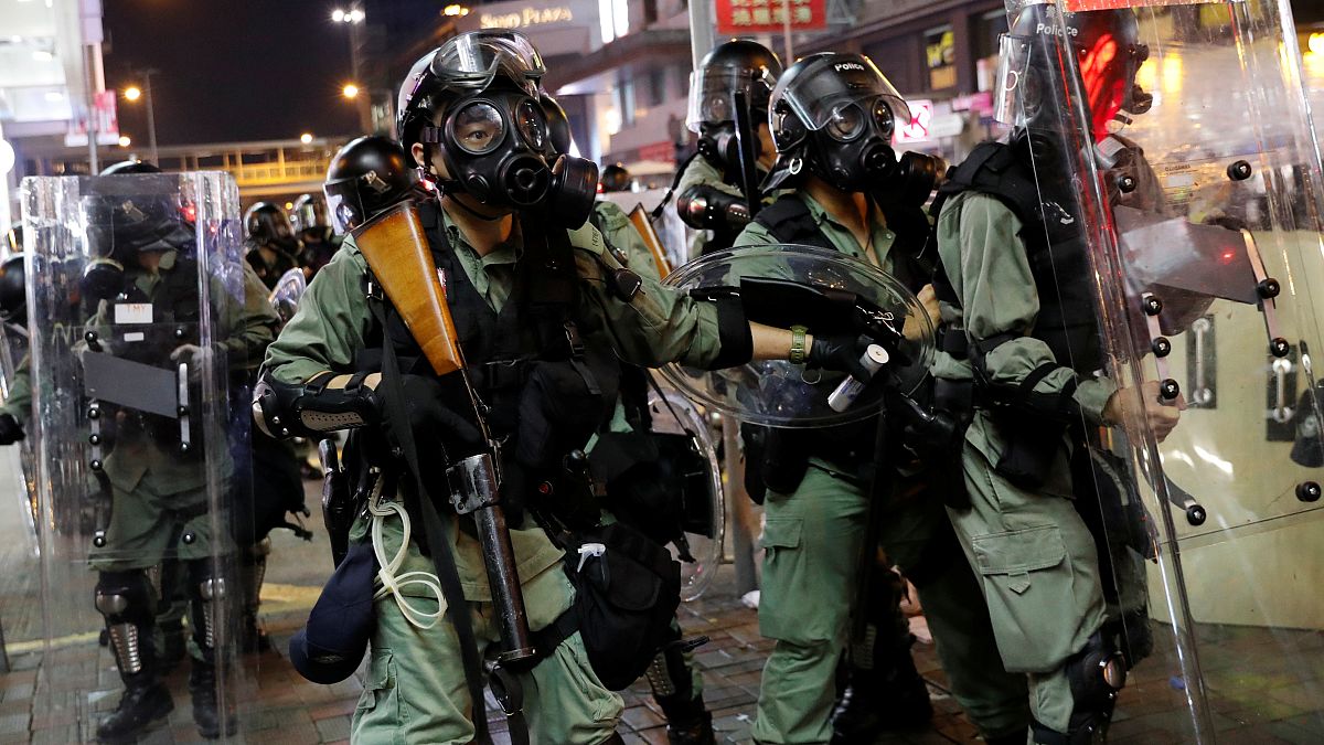 Çin'e iade yasasını protesto eden eylemcilere müdahale eden Hpng Kong polisi