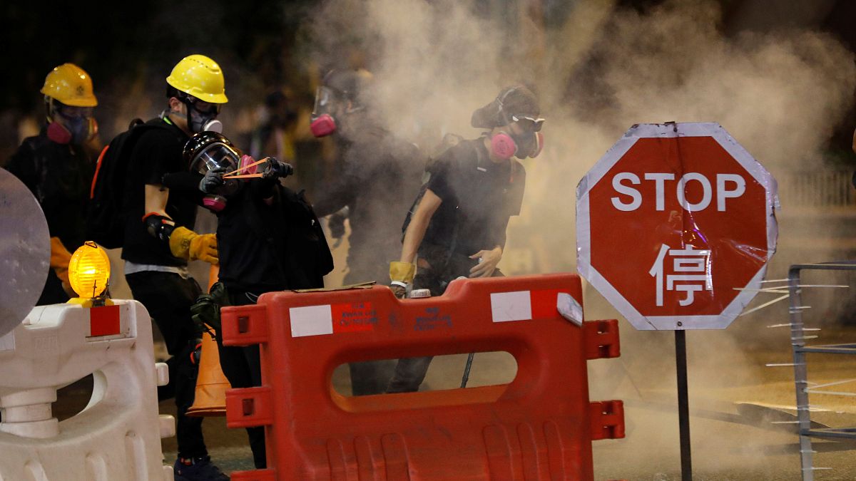 Hong Kong'da grev hazırlıkları: Protestocular yolları kapadı