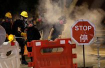 Hong Kong'da grev hazırlıkları: Protestocular yolları kapadı