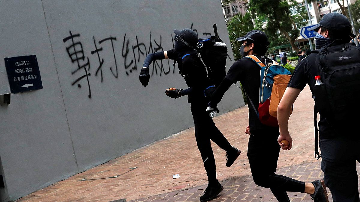 ویدئو؛ معترضان هنگ کنگی پنجره‌های پاسگاه پلیس را شکستند