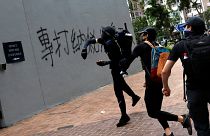 Hong Kong'da muhalif göstericiler fırlattıkları taşlarla polis merkezinin camlarını kırdı