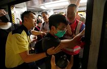 Hong Konglu eylemciler yolları kapadı, kent zorunlu greve gitti: En az 44 gözaltı