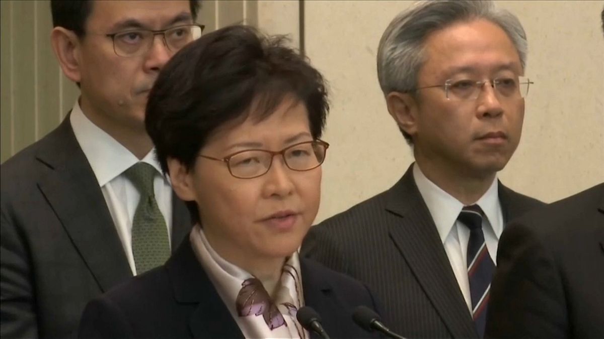 زعيمة هونغ كونغ تؤكد أن المتظاهرين يسعون لتدمير المدينة