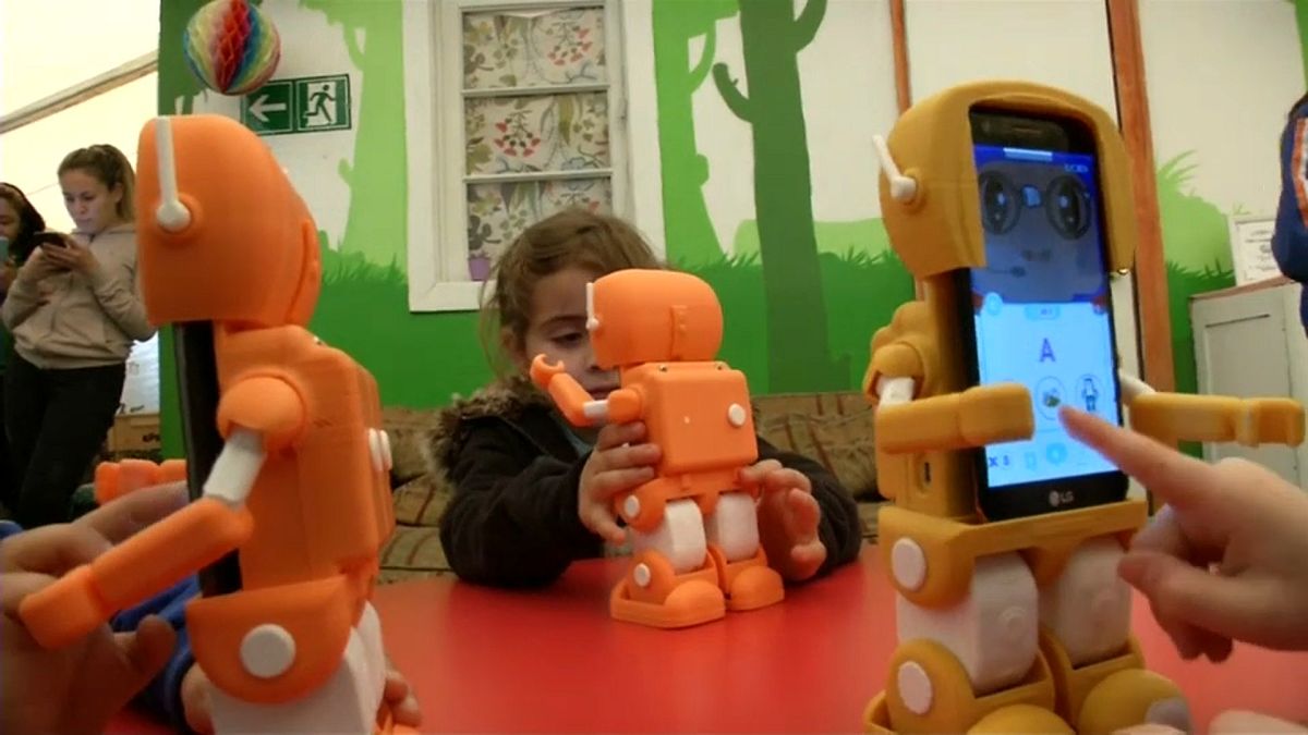 شاهد: روبوت لتعليم الأطفال في التشيلي