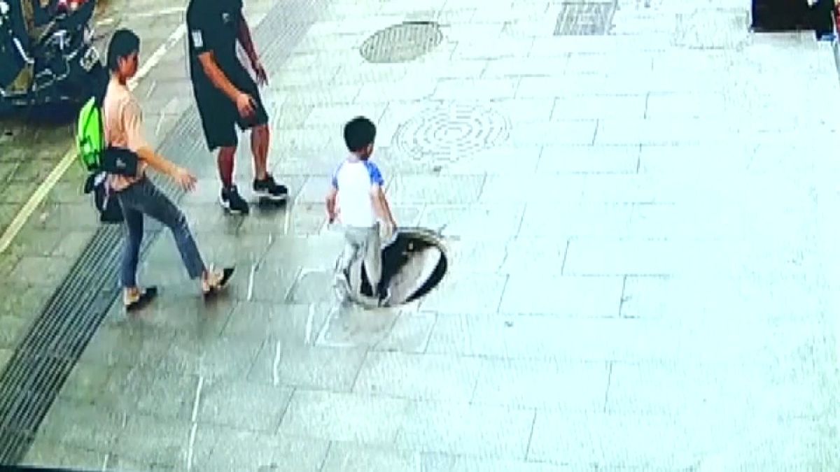 Çin'de 3 yaşındaki meraklı çocuk kırık rögar kapağına basarak kanalizasyona düştü