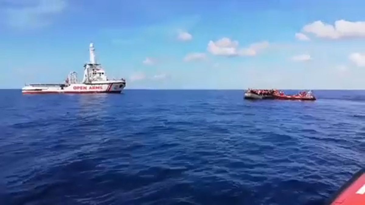 Los 121 migrantes del Open Arms siguen a la espera en mitad del mar
