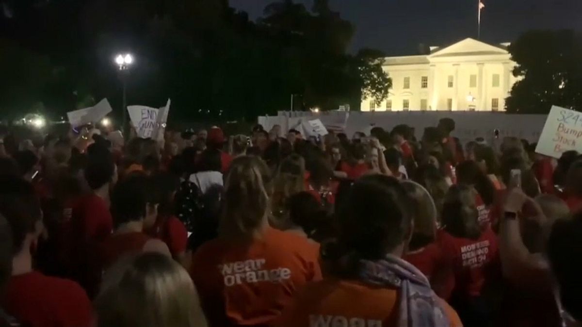أمهات أمريكيات يحتشدن أمام البيت الأبيض للمطالبة بإصلاح قوانين حيازة السلاح