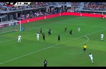 شاهد: لاعب أمريكي يلجأ إلى طريقة غير متوقعة للمطالبة بوقف العنف المسلح