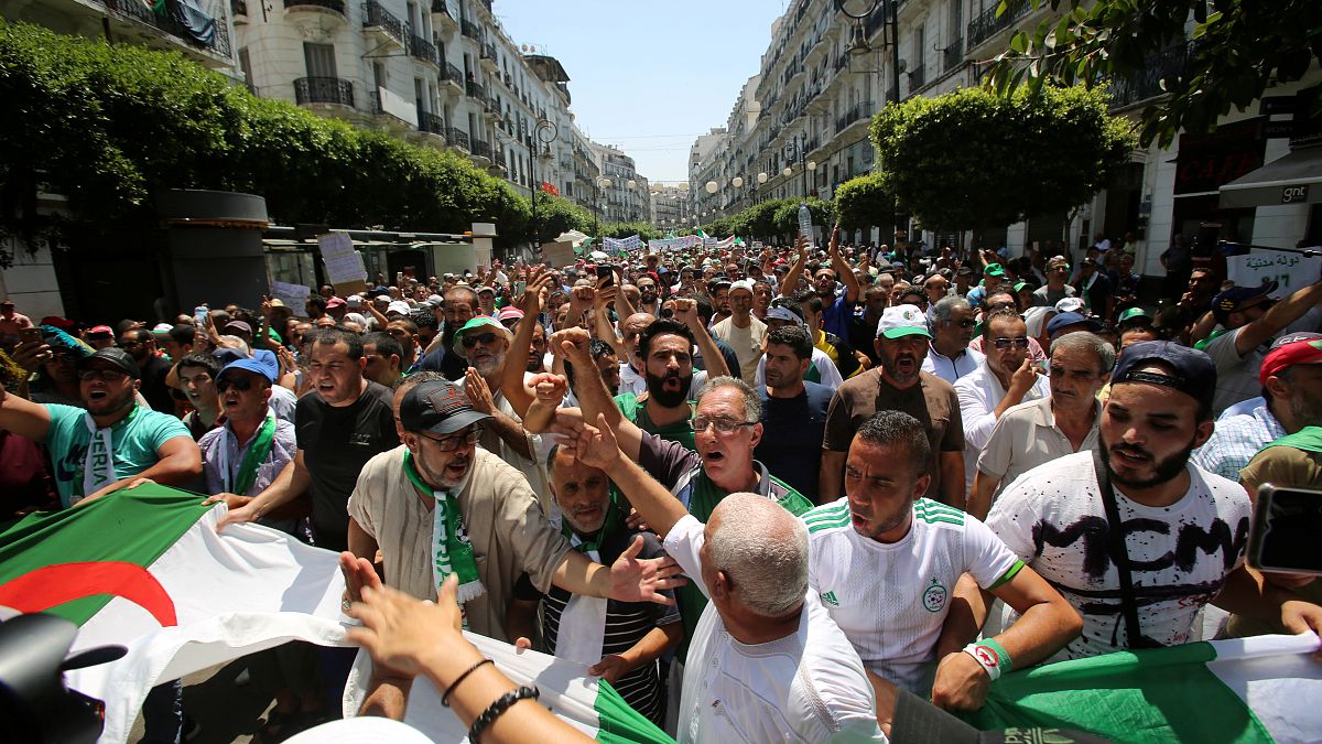 صورة لمتظاهرين في العاصمة الجزائرية