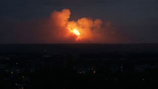 أدخنة ونيران تتصاعد من موقع الانفجارات في مدينة أتشينسك بمنطقة كراسنويارسك في روسيا يوم الاثنين