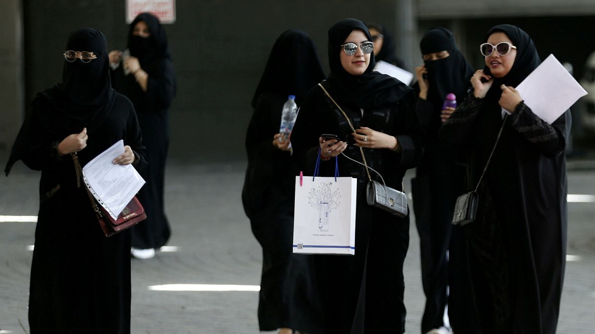 رغم الإصلاحات.. حقوق المرأة السعودية لا تزال تواجه العُرف 