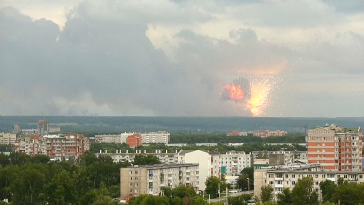 Ρωσία: Κόλαση φωτιάς μετά από εκρήξεις σε αποθήκες πυρομαχικών