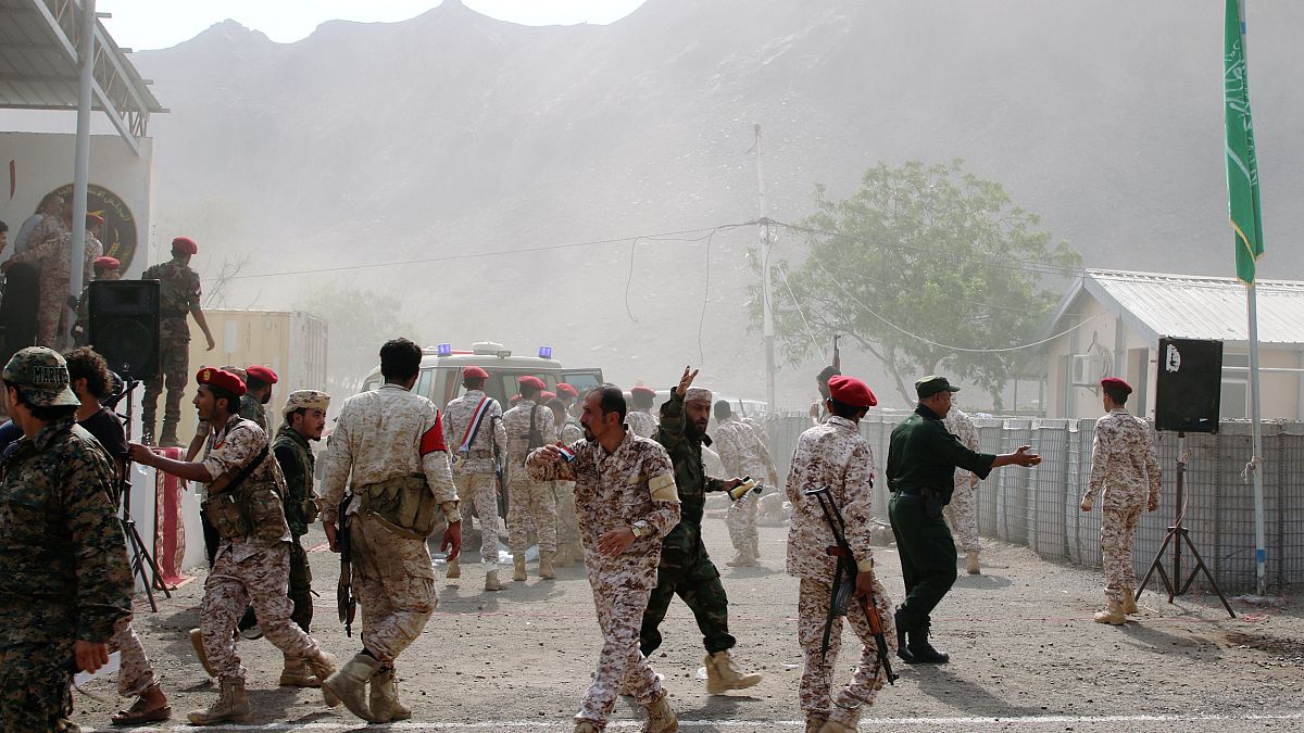 جنود في موقع هجوم صاروخي على عرض عسكري في عدن يوم أول أغسطس آب 2019
