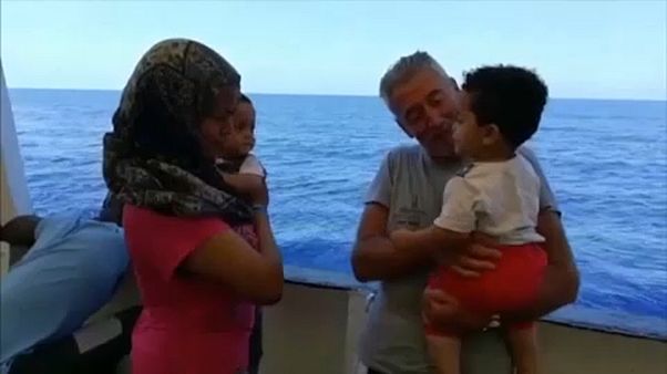 Migrantes a bordo de navio da Open Arms à espera de um porto seguro Migrantes a bordo de navio da Open Arms à espera de um porto seguro