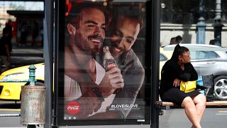 #LOVEISLOVE: Boykott-Aufruf gegen Coca-Cola wegen Poster mit Homo-Paar