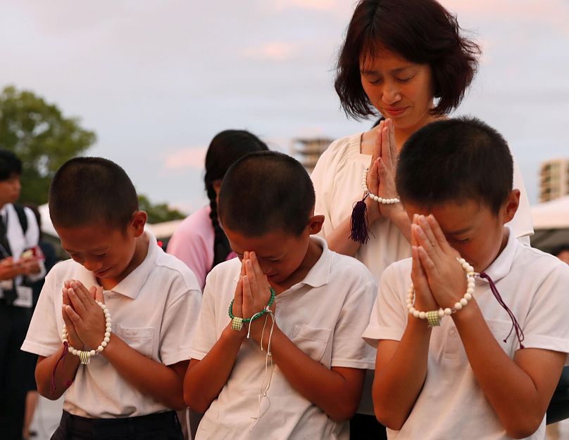 Bambini in preghiera al Memoriale della Pace