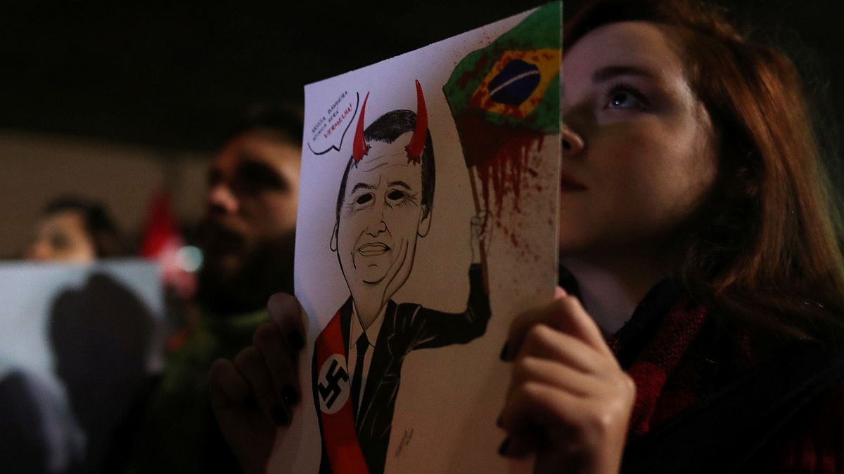 "Mai più la dittatura": San Paolo in piazza contro Bolsonaro