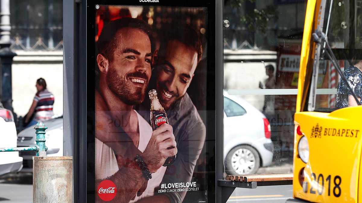 صورة للملصق الإعلاني لشركة كوكا كولا في بودابست المجرية 