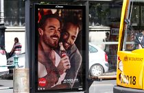 صورة للملصق الإعلاني لشركة كوكا كولا في بودابست المجرية
