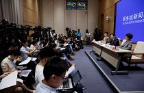 في أول لقاء مع الرئيسة التنفيذية.. المحتجون في هونغ كونغ يطالبون باعادة السلطة للشعب