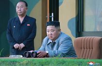 الزعيم الكوري الشمالي كيم جونغ أون أثناء اختبار صاروخين باليستيين قصير المدى