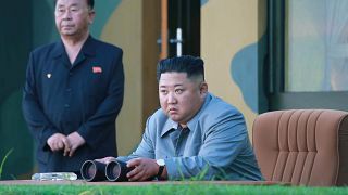 الزعيم الكوري الشمالي كيم جونغ أون أثناء اختبار صاروخين باليستيين قصير المدى