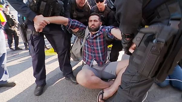 Десятки эко-активистов задержаны в Брисбене Десятки эко-активистов задержаны в Брисбене