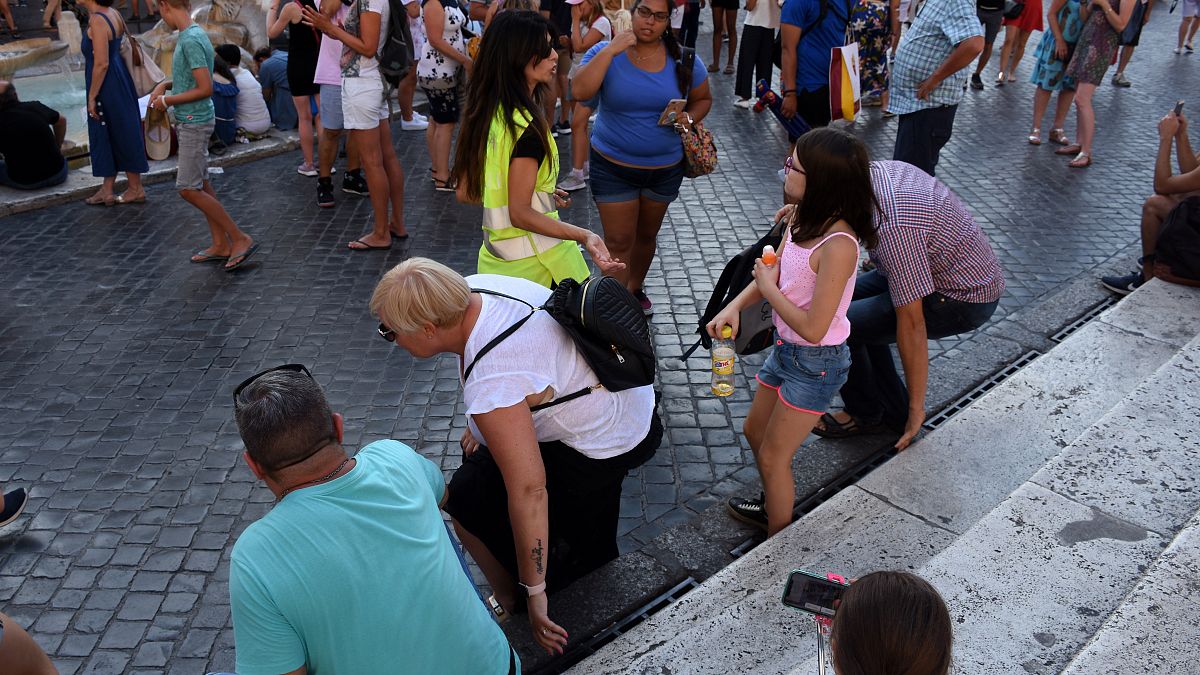 İtalya'nın başkenti Roma'nın tarihi ve turistik mekanları arasında başı çeken İspanyol Merdivenleri'nde oturmak yasaklandı