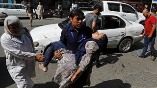 Saldırıda yaralanan kadını hastaneye götürmeye çalışan bir adam / Kabil