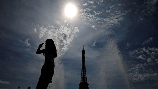 Во Франции выписано 700 штрафов за приставания к женщинам