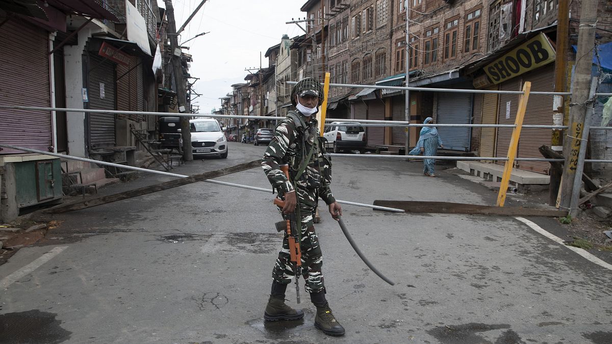 سرباز شبه نظامی هند در خیابانی در کشمیر