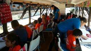 شاهد: حافلة تقدم برامج تعليمية لأطفال اللاجئين على الحدود المكسيكية الأمريكية