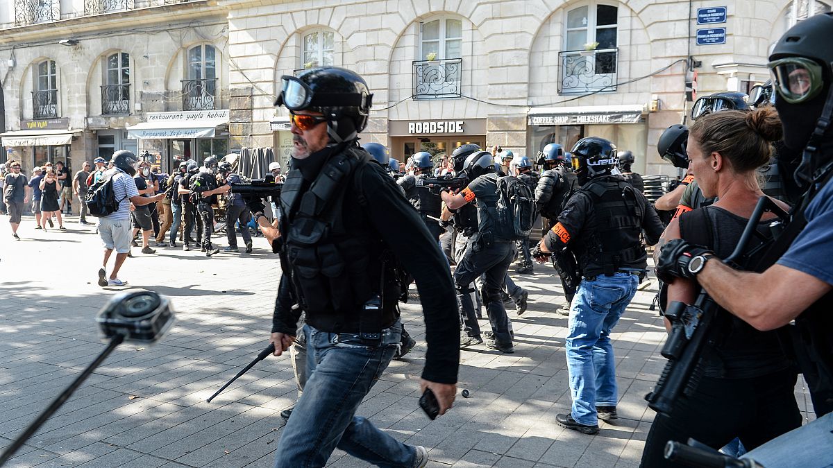انتشارتصاویر بازداشت یک مرد ۵۱ ساله در شهر نانت فرانسه خشم کاربران شبکه‌های اجتماعی را برانگیخت