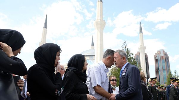 Bakan Akar vefat eden emekli Tümgeneral Mehmet Karlı'nın cenaze törenine katıldı Bakan Akar vefat eden emekli Tümgeneral Mehmet Karlı'nın cenaze törenine katıldı