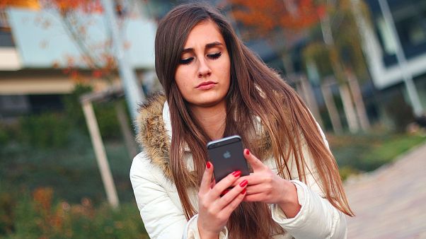 شابة تستخدم الهاتف شابة تستخدم الهاتف