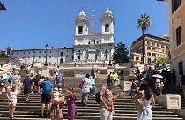 400 euró büntetést kaphat, aki leül a Spanyol lépcsőre