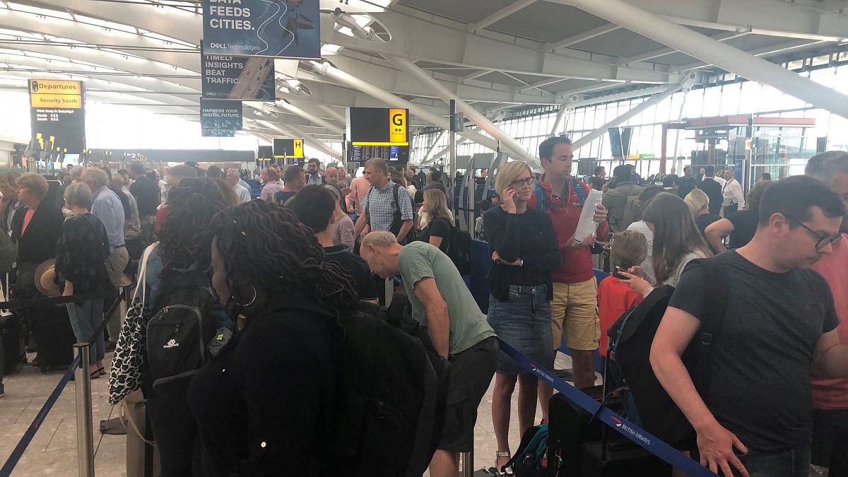 Wartende Passagiere am Flughafen Heathrow