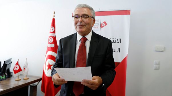 وزير الدفاع التونسي عبد الكريم الزبيدي يستقيل من منصبه ويترشح لانتخابات الرئاسة وزير الدفاع التونسي عبد الكريم الزبيدي يستقيل من منصبه ويترشح لانتخابات الرئاسة