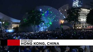 Hong Konglu eylemcilerden lazer ışıklı protesto