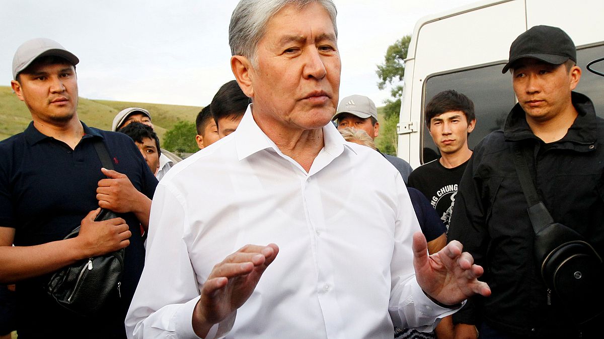 Экс-президент Киргизии отбивается от спецназа