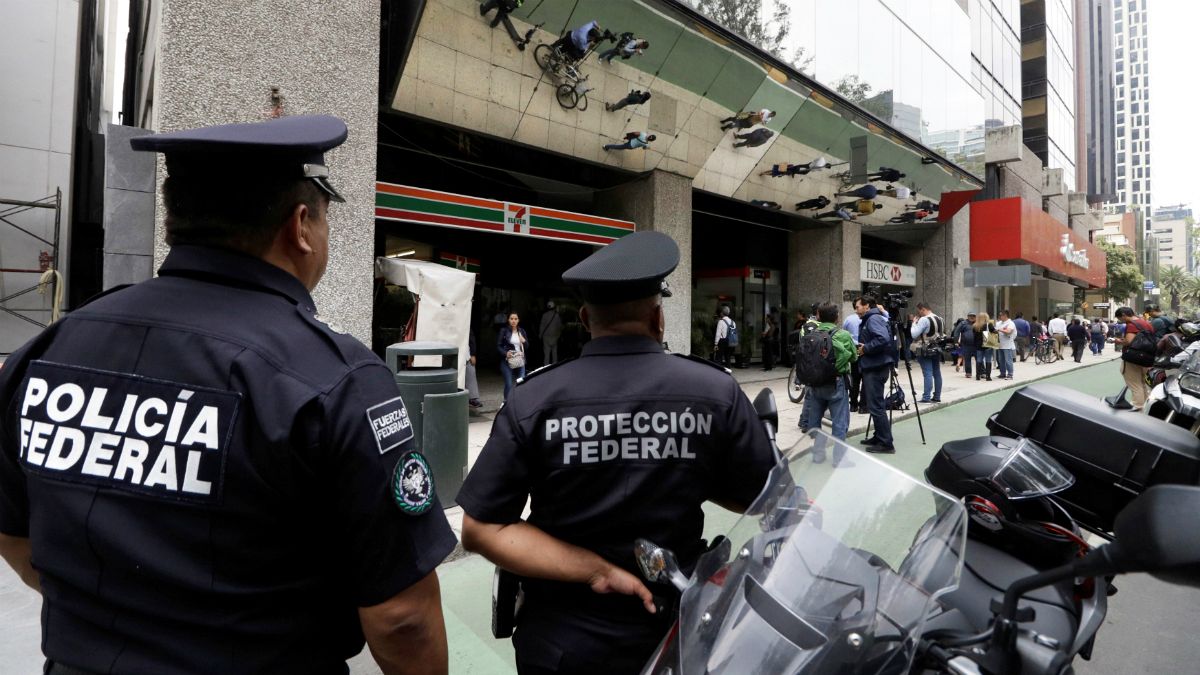 پلیس مقابل مرکز مالی فدرال در مکزیکو سیتی