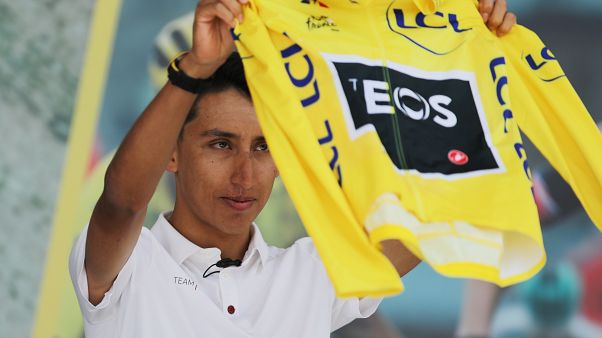 Egan Bernal esibisce con orgoglio la sua Maglia Gialla ai tifosi colombiani che lo acclamano. Egan Bernal esibisce con orgoglio la sua Maglia Gialla ai tifosi colombiani che lo acclamano.