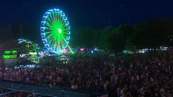 95 ezres tömeg, kisebb pánik a Sziget első napján 95 ezres tömeg, kisebb pánik a Sziget első napján