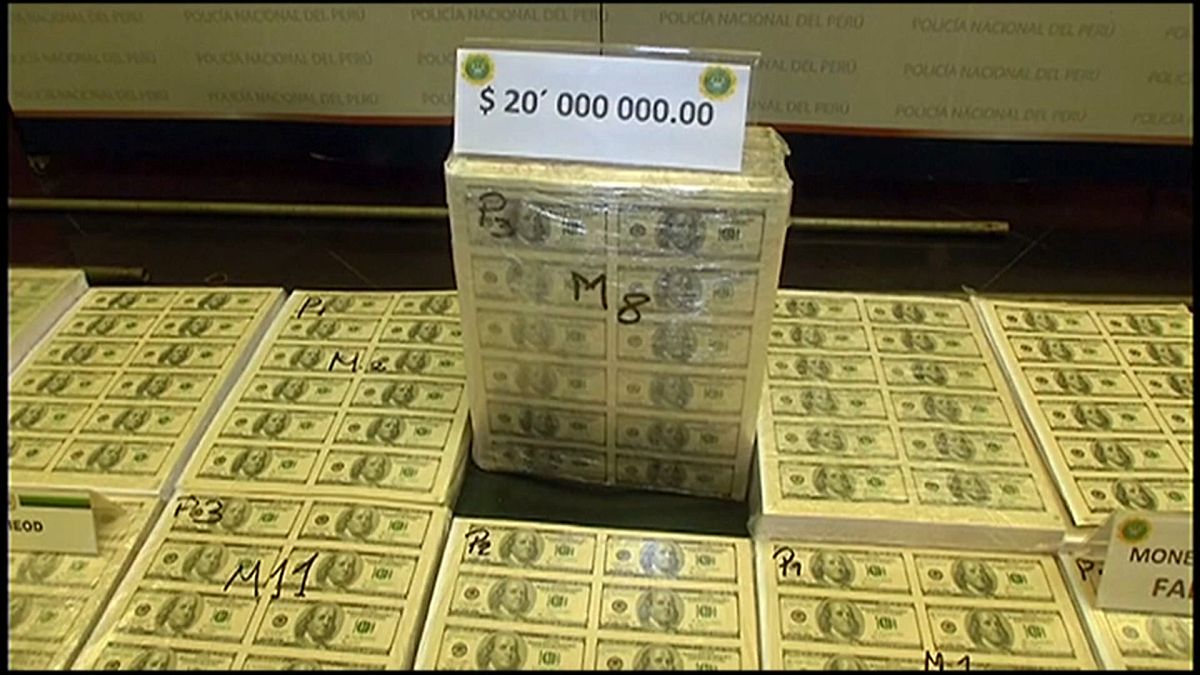 شاهد: الشرطة البيروفية تصادر أوراقا مالية مزورة بقيمة 20 مليون دولار