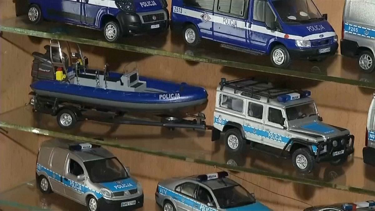 شرطي بولندي يجمع مئات النماذج لسيارات وعربات الشرطة في منزله