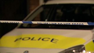 سيارة تابعة للشرطة البريطانية في مكان وقوع الجريمة في ليتون شرق لندن