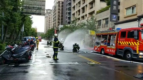Vigili del fuoco al lavoro a Taiwan. Vigili del fuoco al lavoro a Taiwan.