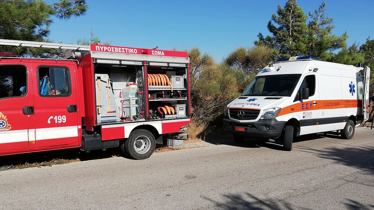 Πυροσβεστικό όχημα και ασθενοφόρο στην περιοχή Κεραμέ της Ικαρίας